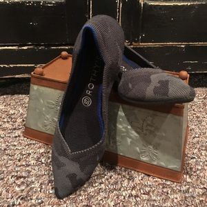 Rothys Point- Grey Camo size 9